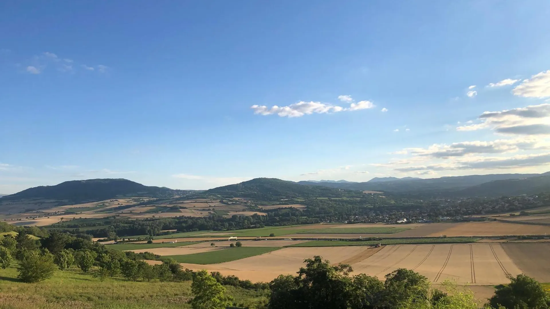 Апартаменты Appartement 100 M2 Vue Sancy Et Puy De Dome Veyre-Monton